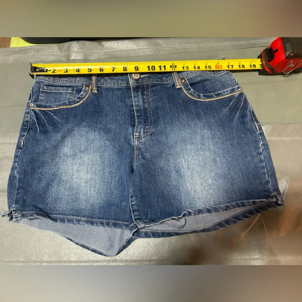 VTG Baccini Denim Shorts in Medium Blue size 12 EUC patch on back